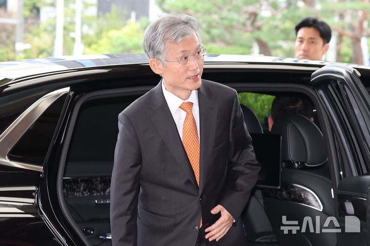 [서울=뉴시스] 권창회 기자 = 조희대 대법원장이 18일 오전 서울 서초구 대법원으로 출근하고 있다. 2025.09.18 kch0523@newsis.com