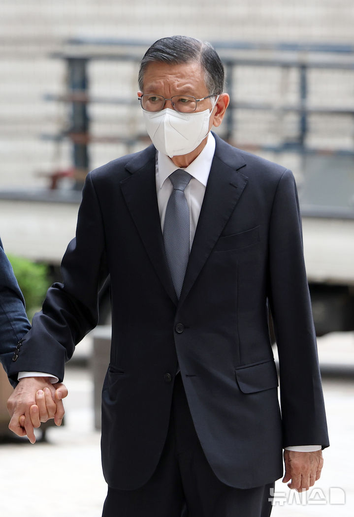 [서울=뉴시스] 김선웅 기자 = 계열사 부당지원으로 1심 징역 10년을 선고받은 박삼구 전 금호아시아나그룹 회장이 18일 서울 서초구 서울고등법원에서 열린 특정 경제범죄 가중 처벌 등에 관한 법률 위반(횡령) 등 혐의 항소심 선고 공판에 출석하고 있다. 2025.09.18. mangusta@newsis.com