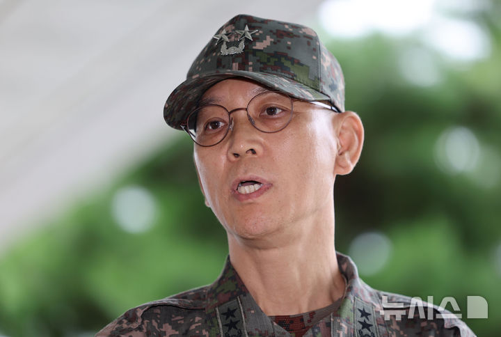 [서울=뉴시스] 권창회 기자 = 24일 법조계에 따르면 김용대 전 국군드론작전사령관은 지난 3일 서울행정법원 행정4부(부장판사 김영민)에 파면 처분 집행정지 신청을 냈다. 재판부는 지난 16일 심문기일을 열어 신청 사유 등을 청취했다. 사진은 지난해 내란 특검팀에 출석하는 김 전 사령관의 모습. (사진=뉴시스DB). 2026.03.24. kch0523@newsis.com