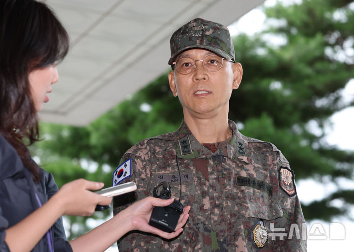 [서울=뉴시스] 권창회 기자 = 김용대 전 드론작전사령관이 18일 오전 서울 서초구 서울고검에 있는 내란특검에 출석하며 취재진 질문에 답하고 있다. 2025.09.18. kch0523@newsis.com