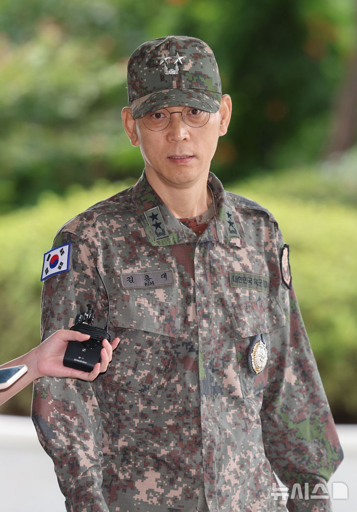 [서울=뉴시스] 권창회 기자 = 김용대 전 드론작전사령관이 18일 오전 서울 서초구 서울고검에 있는 내란특검에 출석하고 있다. 2025.09.18. kch0523@newsis.com