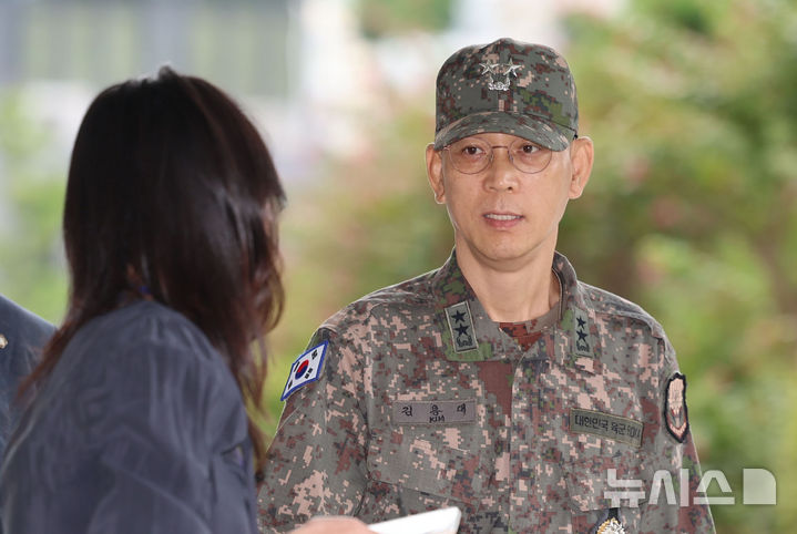 [서울=뉴시스] 권창회 기자 = 김용대 전 드론작전사령관이 18일 오전 서울 서초구 서울고검에 있는 내란특검에 출석하며 취재진 질문에 답하고 있다. 2025.09.18. kch0523@newsis.com