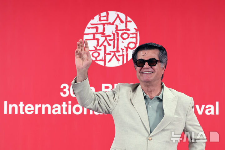 [부산=뉴시스] 박진희 기자 = 자파르 파나히 감독이 지난 9월 18일 부산 해운대구 영화의전당 비프힐에서 제30회 부산국제영화제 '올해의 아시아영화인상' 수상자 기자회견을 하고 있다. 2025.12.02. pak7130@newsis.com