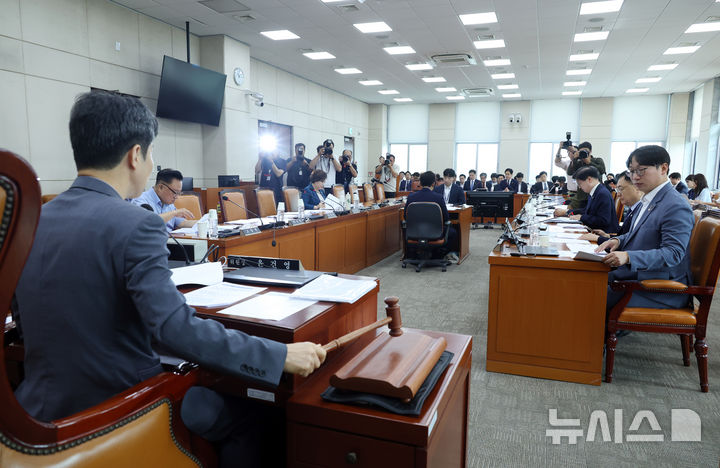[서울=뉴시스] 고승민 기자 = 지난 9월18일 서울 여의도 국회에서 정부조직법 일부개정안 등을 안건으로 열린 행정안전위원회 법안심사제1소위원회에서 윤건영 위원장이 회의를 주재하고 있다. 2025.09.18. kkssmm99@newsis.com