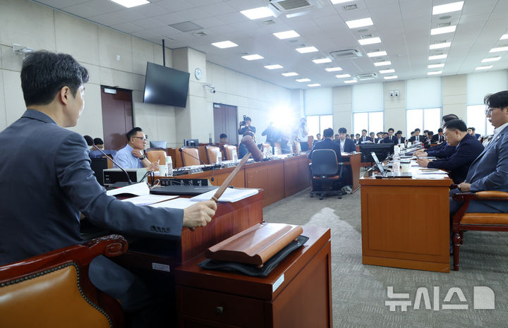 [서울=뉴시스] 고승민 기자 = 18일 서울 여의도 국회에서 정부조직법 일부개정안 등을 안건으로 열린 행정안전위원회 법안심사제1소위원회에서 윤건영 위원장이 회의를 주재하고 있다. 2025.09.18. kkssmm99@newsis.com