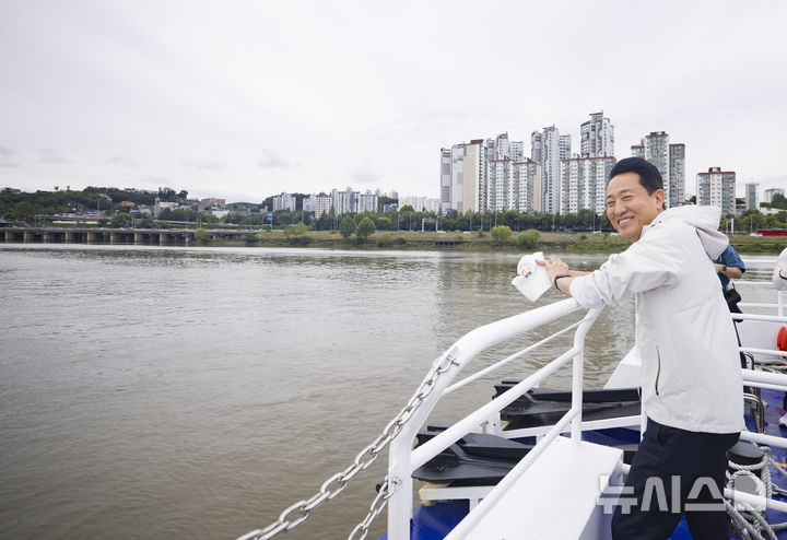 [서울=뉴시스] 김근수 기자 = 오세훈 서울시장이 18일 오전 서울 여의도 한강시민공원 한강버스 정류장에서 탑승해 한강버스를 타고 한강을 바라보고 있다. 2025.09.18. ks@newsis.com