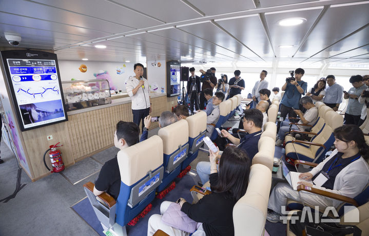 [서울=뉴시스] 김근수 기자 = 오세훈 서울시장이 18일 오전 서울 여의도 한강시민공원 한강버스 정류장에서 탑승해 한강버스에서 기자단에게 설명하고 있다. 2025.09.18. ks@newsis.com