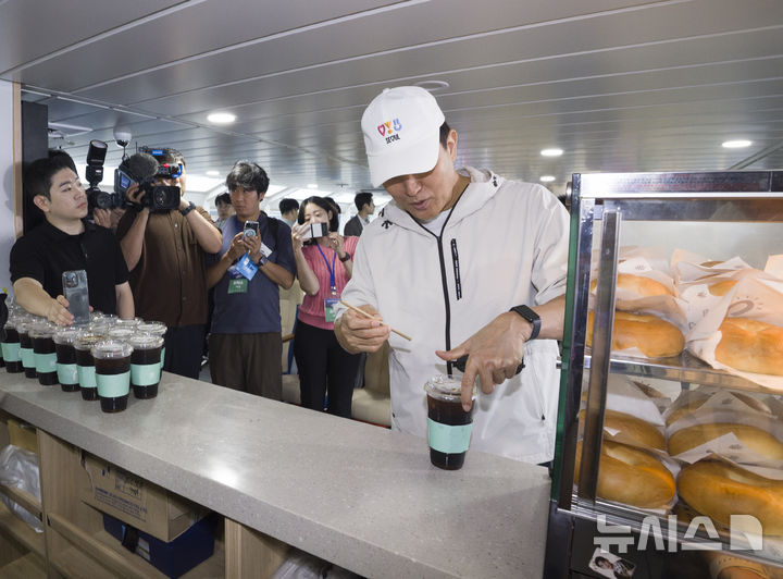 [서울=뉴시스] 김근수 기자 = 오세훈 서울시장이 18일 오전 서울 여의도 한강시민공원 한강버스 정류장에서 한강버스 탑승해 커피를 마시고 있다. 2025.09.18. ks@newsis.com