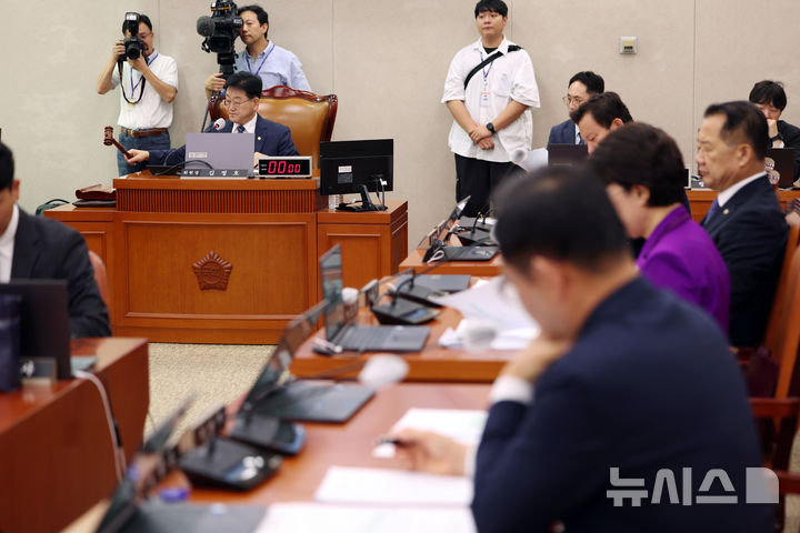 [서울=뉴시스] 김명년 기자 = 17일 오전 서울 여의도 국회에서 열린 산불피해지원대책특별위원회 전체회의에서 경북·경남·울산 초대형 산불 피해구제 및 지원 등을 위한 특별법안 통과되고 있다. 2025.09.18. kmn@newsis.com