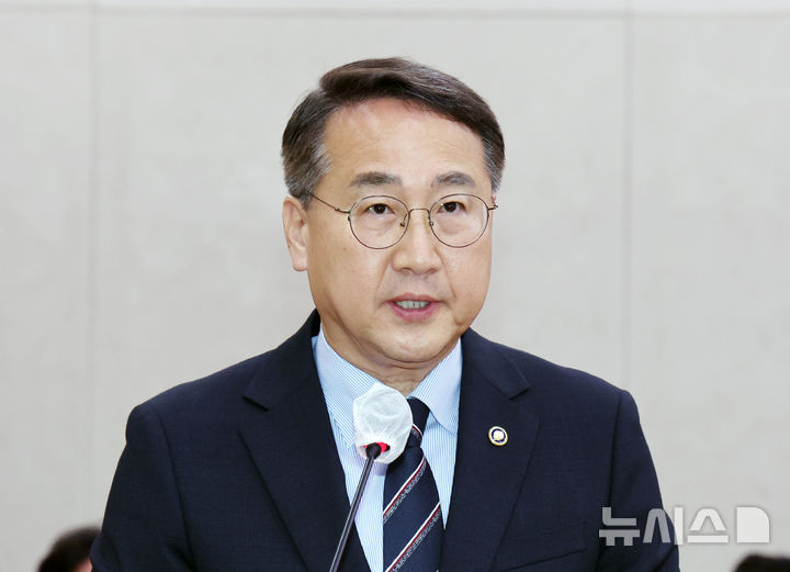 [서울=뉴시스] 김명년 기자 = 김인호 산림청장이 지난달 17일 오전 서울 여의도 국회에서 열린 산불피해지원대책특별위원회 전체회의에서 경북·경남·울산 초대형 산불 피해구제 및 지원 등을 위한 특별법안 통과 후 발언하고 있다. 2025.09.18. kmn@newsis.com