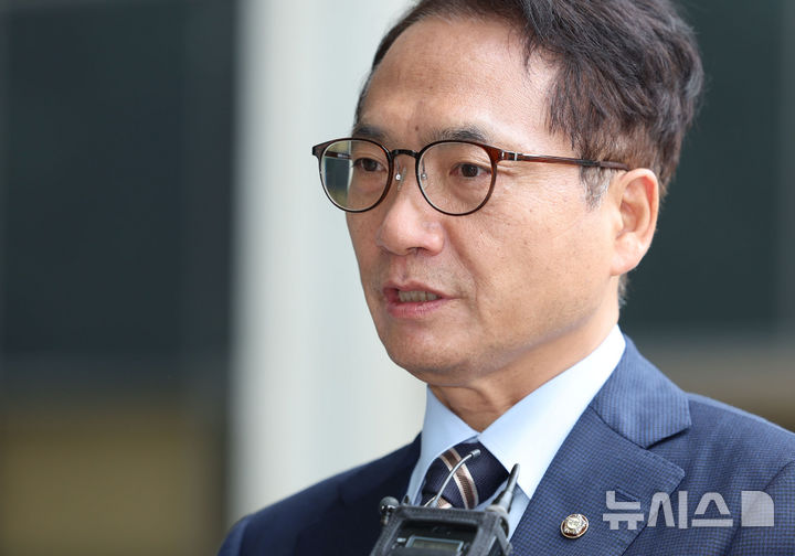 [서울=뉴시스] 권창회 기자 = 박선원 더불어민주당 의원이 18일 오전 서울 서초구 서울고검에 있는 내란특검에 참고인 조사 차 출석하며 발언하고 있다. 2025.09.18. kch0523@newsis.com