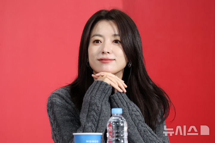 [부산=뉴시스] 박진희 기자 = 제30회 부산국제영화제 경쟁부분 심사위원인 배우 한효주가 18일 부산 해운대구 영화의전당 비프힐에서 기자회견을 하고 있다. 2025.09.18. pak7130@newsis.com