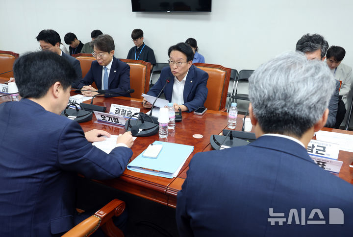 [서울=뉴시스] 고승민 기자 = 18일 서울 여의도 국회 의원회관에서 열린 더불어민주당 경제형벌-민사책임 합리화 TF 제2차 전체회의에서 권칠승 위원장이 회의를 주재하고 있다. 2025.09.18. kkssmm99@newsis.com