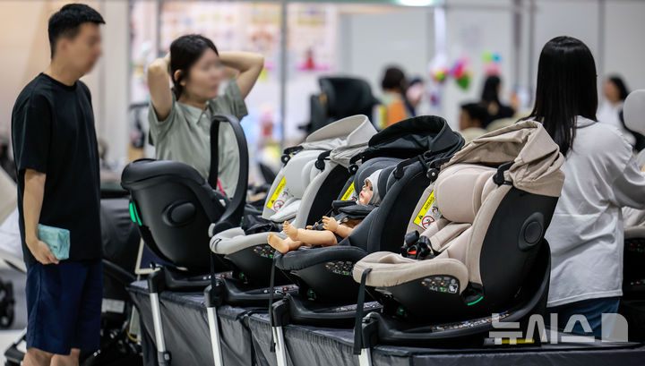 [서울=뉴시스] 정병혁 기자 = 지난달 18일 강남구 세텍에서 열린 서울베이비키즈페어를 찾은 참관객들이 카시트를 살펴보고 있다. 2025.09.18. jhope@newsis.com