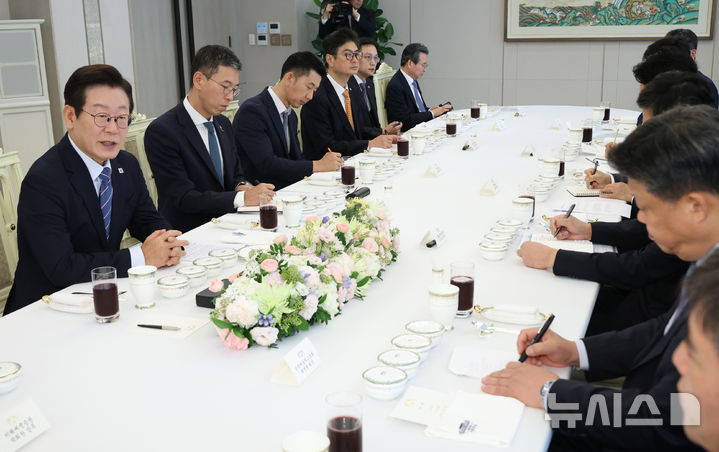 [서울=뉴시스] 고범준 기자 = 이재명 대통령이 18일 서울 용산 대통령실 청사에서 열린 증권사 리서치센터장 오찬 간담회에서 발언하고 있다. (대통령실통신사진기자단) 2025.09.18. bjko@newsis.com