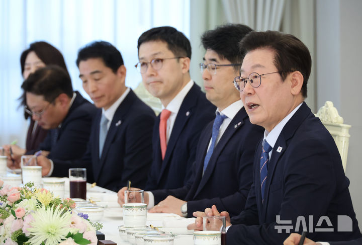 [서울=뉴시스] 고범준 기자 = 이재명 대통령이 18일 서울 용산 대통령실 청사에서 열린 증권사 리서치센터장 오찬 간담회에서 발언하고 있다. (대통령실통신사진기자단) 2025.09.18. bjko@newsis.com