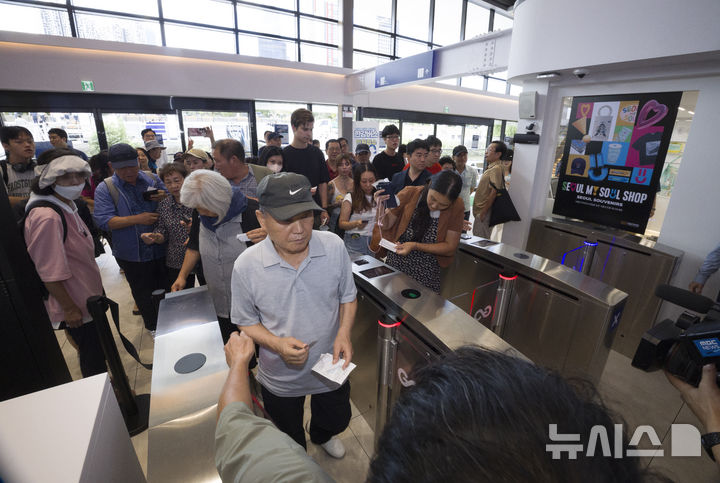 [서울=뉴시스] 김근수 기자 = 한강버스 개통일인 18일 오전 서울 여의도 한강시민공원 한강버스 정류장에서 시민들이 탑승하기 위해 대기하고 있다. 2025.09.18. ks@newsis.com