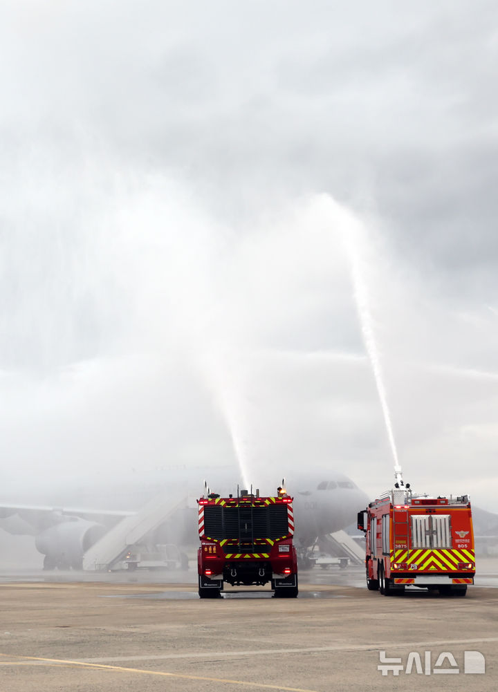  [부산=뉴시스] 하경민 기자 = 2025 APEC 정상회의 대비 민·관·군 합동 항공기 사고대응 훈련이 열린 18일 부산 강서구 공군 제5공중기동비행단 주기장에서 공군과 소방, 공항공사 등이 등이 항공기 기체 결함으로 인한 동체 착륙 상황을 가정한 화재를 진압하고 있다.&nbsp; 이날 훈련에는 공군, 한국공항공사, 강서소방서, 대한항공 테크센터 등 29개 기관에서 100여 명이 참여했다. 2025.09.18. yulnetphoto@newsis.com