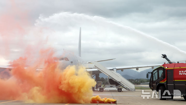  [부산=뉴시스] 하경민 기자 = 2025 APEC 정상회의 대비 민·관·군 합동 항공기 사고대응 훈련이 열린 18일 부산 강서구 공군 제5공중기동비행단 주기장에서 공군과 소방, 공항공사 등이 등이 항공기 기체 결함으로 인한 동체 착륙 상황을 가정한 화재를 진압하고 있다.&nbsp; 이날 훈련에는 공군, 한국공항공사, 강서소방서, 대한항공 테크센터 등 29개 기관에서 100여 명이 참여했다. 2025.09.18. yulnetphoto@newsis.com