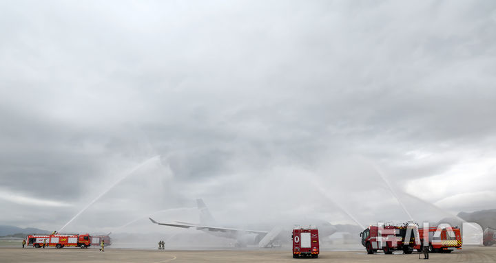  [부산=뉴시스] 하경민 기자 = 2025 APEC 정상회의 대비 민·관·군 합동 항공기 사고대응 훈련이 열린 18일 부산 강서구 공군 제5공중기동비행단 주기장에서 공군과 소방, 공항공사 등이 등이 항공기 기체 결함으로 인한 동체 착륙 상황을 가정한 화재를 진압하고 있다.&nbsp; 이날 훈련에는 공군, 한국공항공사, 강서소방서, 대한항공 테크센터 등 29개 기관에서 100여 명이 참여했다. 2025.09.18. yulnetphoto@newsis.com