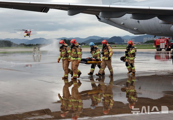  [부산=뉴시스] 하경민 기자 = 2025 APEC 정상회의 대비 민·관·군 합동 항공기 사고대응 훈련이 열린 18일 부산 강서구 공군 제5공중기동비행단 주기장에서 공군과 소방, 공항공사 등이 등이 항공기 기체 결함으로 인한 동체 착륙 상황을 가정한 화재를 진압하며 탑승객을 구조하고 있다.&nbsp; 이날 훈련에는 공군, 한국공항공사, 강서소방서, 대한항공 테크센터 등 29개 기관에서 100여 명이 참여했다. 2025.09.18. yulnetphoto@newsis.com