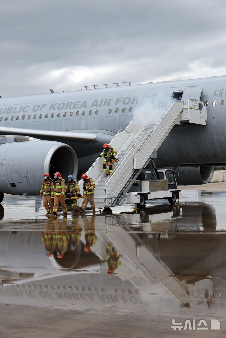  [부산=뉴시스] 하경민 기자 = 2025 APEC 정상회의 대비 민·관·군 합동 항공기 사고대응 훈련이 열린 18일 부산 강서구 공군 제5공중기동비행단 주기장에서 공군과 소방, 공항공사 등이 등이 항공기 기체 결함으로 인한 동체 착륙 상황을 가정한 화재를 진압하며 탑승객을 구조하고 있다.&nbsp; 이날 훈련에는 공군, 한국공항공사, 강서소방서, 대한항공 테크센터 등 29개 기관에서 100여 명이 참여했다. 2025.09.18. yulnetphoto@newsis.com