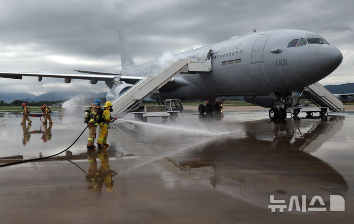  [부산=뉴시스] 하경민 기자 = 2025 APEC 정상회의 대비 민·관·군 합동 항공기 사고대응 훈련이 열린 18일 부산 강서구 공군 제5공중기동비행단 주기장에서 공군과 소방, 공항공사 등이 등이 항공기 기체 결함으로 인한 동체 착륙 상황을 가정한 화재를 진압하며 탑승객을 구조하고 있다.&nbsp;&nbsp; 이날 훈련에는 공군, 한국공항공사, 강서소방서, 대한항공 테크센터 등 29개 기관에서 100여 명이 참여했다. 2025.09.18. yulnetphoto@newsis.com