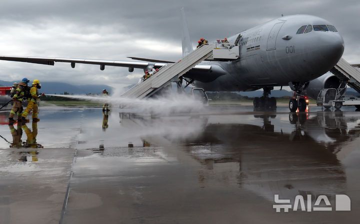  [부산=뉴시스] 하경민 기자 = 2025 APEC 정상회의 대비 민·관·군 합동 항공기 사고대응 훈련이 열린 18일 부산 강서구 공군 제5공중기동비행단 주기장에서 공군과 소방, 공항공사 등이 등이 항공기 기체 결함으로 인한 동체 착륙 상황을 가정한 화재를 진압하며 탑승객을 구조하고 있다.&nbsp; 이날 훈련에는 공군, 한국공항공사, 강서소방서, 대한항공 테크센터 등 29개 기관에서 100여 명이 참여했다. 2025.09.18. yulnetphoto@newsis.com
