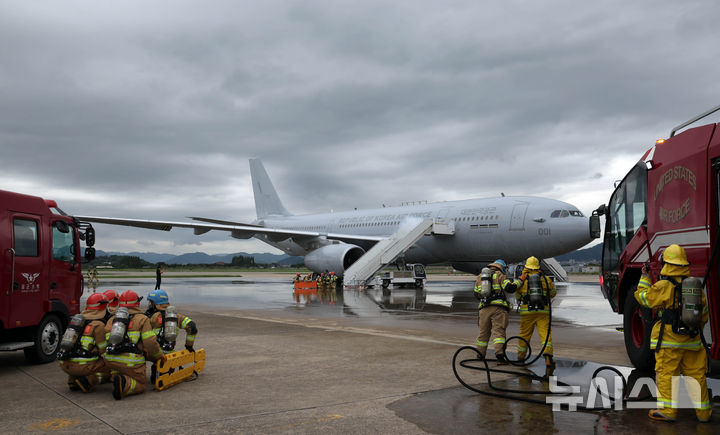 [부산=뉴시스] 하경민 기자 = 2025 APEC 정상회의 대비 민·관·군 합동 항공기 사고대응 훈련이 열린 18일 부산 강서구 공군 제5공중기동비행단 주기장에서 공군과 소방, 공항공사 등이 등이 항공기 기체 결함으로 인한 동체 착륙 상황을 가정한 화재를 진압하며 탑승객을 구조하고 있다.&nbsp; 이날 훈련에는 공군, 한국공항공사, 강서소방서, 대한항공 테크센터 등 29개 기관에서 100여 명이 참여했다. 2025.09.18. yulnetphoto@newsis.com