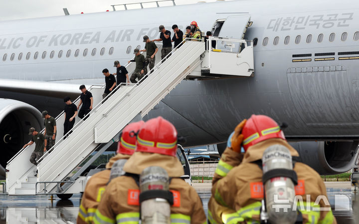 [부산=뉴시스] 하경민 기자 = 2025 APEC 정상회의 대비 민·관·군 합동 항공기 사고대응 훈련이 열린 18일 부산 강서구 공군 제5공중기동비행단 주기장에서 공군과 소방, 공항공사 등이 등이 항공기 기체 결함으로 인한 동체 착륙 상황을 가정한 화재를 진압하며 탑승객을 구조하고 있다.&nbsp; 이날 훈련에는 공군, 한국공항공사, 강서소방서, 대한항공 테크센터 등 29개 기관에서 100여 명이 참여했다. 2025.09.18. yulnetphoto@newsis.com