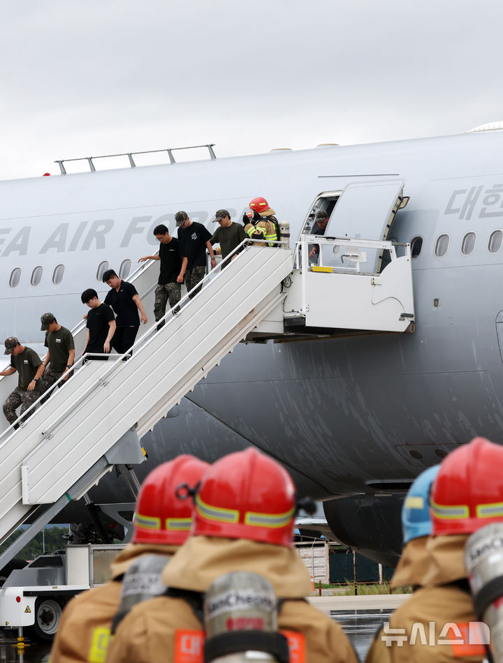  [부산=뉴시스] 하경민 기자 = 2025 APEC 정상회의 대비 민·관·군 합동 항공기 사고대응 훈련이 열린 18일 부산 강서구 공군 제5공중기동비행단 주기장에서 공군과 소방, 공항공사 등이 등이 항공기 기체 결함으로 인한 동체 착륙 상황을 가정한 화재를 진압하며 탑승객을 구조하고 있다.&nbsp; 이날 훈련에는 공군, 한국공항공사, 강서소방서, 대한항공 테크센터 등 29개 기관에서 100여 명이 참여했다. 2025.09.18. yulnetphoto@newsis.com