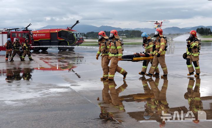  [부산=뉴시스] 하경민 기자 = 2025 APEC 정상회의 대비 민·관·군 합동 항공기 사고대응 훈련이 열린 18일 부산 강서구 공군 제5공중기동비행단 주기장에서 공군과 소방, 공항공사 등이 등이 항공기 기체 결함으로 인한 동체 착륙 상황을 가정한 화재를 진압하며 탑승객을 구조하고 있다.&nbsp; 이날 훈련에는 공군, 한국공항공사, 강서소방서, 대한항공 테크센터 등 29개 기관에서 100여 명이 참여했다. 2025.09.18. yulnetphoto@newsis.com