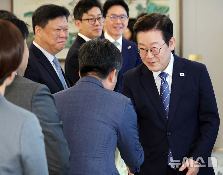 [서울=뉴시스] 고범준 기자 = 이재명 대통령이 18일 서울 용산 대통령실 청사에서 열린 증권사 리서치센터장 오찬 간담회에서 참석자들과 악수하고 있다. (대통령실통신사진기자단) 2025.09.18. bjko@newsis.com