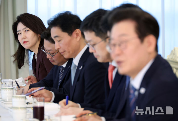 강유정 "李정부, 이제 뜀박질 2년차…오늘 또 하루 열심히 일할 것"