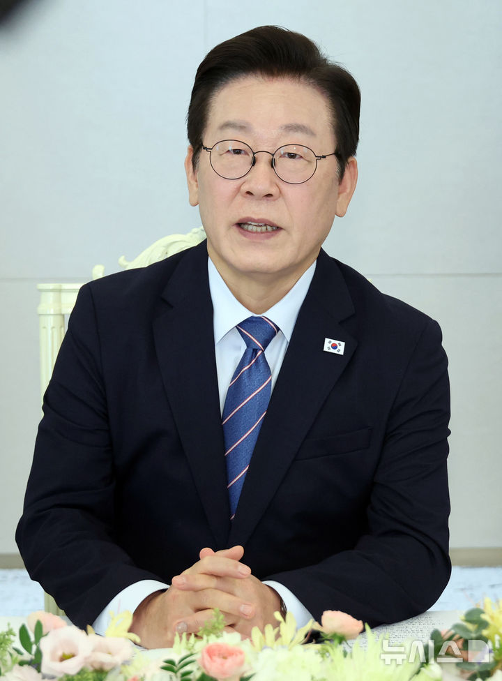 [서울=뉴시스] 고범준 기자 = 이재명 대통령이 18일 서울 용산 대통령실 청사에서 열린 증권사 리서치센터장 오찬 간담회에서 발언하고 있다. (대통령실통신사진기자단) 2025.09.18. bjko@newsis.com