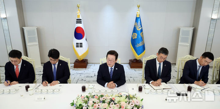 [서울=뉴시스] 고범준 기자 = 이재명 대통령이 18일 서울 용산 대통령실 청사에서 열린 증권사 리서치센터장 오찬 간담회에서 발언하고 있다. (대통령실통신사진기자단) 2025.09.18. bjko@newsis.com