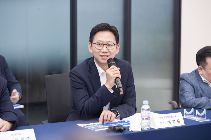 [서울=뉴시스] 배경훈 과학기술정보통신부 장관이 18일 서울 강남구 한국통신사업자연합회(KTOA)에서 열린 '모험 혁신적 AI 투자 추진 간담회' 에 참석해 발언하고 있다. (사진=과학기술정보통신부 제공) 2025.09.18. photo@newsis.com *재판매 및 DB 금지