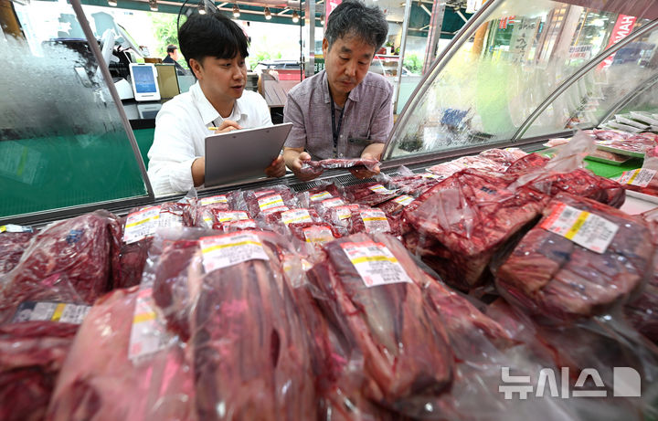 [수원=뉴시스] 김종택 기자 = 경기 수원시 팔달구 못골시장에서 국립농산물품질관리원 경기지원 수원사무소 관계자들이 농축산물 원산지 표시 점검을 하고 있다. (공동취재) 2025.09.18. photo@newsis.com
