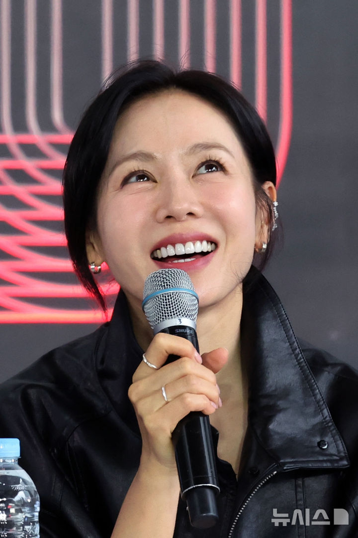 [부산=뉴시스] 박진희 기자 = 영화 '어쩔수가없다' 배우 손예진이 18일 부산 해운대구 영화의전당 BIFF 야외무대에서 제30회 부산국제영화제 오픈토크를 하고 있다. 2025.09.18. pak7130@newsis.com