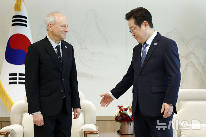 [서울=뉴시스] 이재명 대통령이 9월 18일 서울 용산 대통령실 청사에서 마이클 샌델 미국 하버드대학교 교수를 만나 자리 안내를 하고 있다. 2025.09.18. photocdj@newsis.com