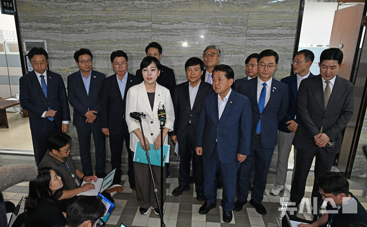 [서울=뉴시스] 김명년 기자 = 전현희 더불어민주당 3대특검 종합대응특위 위원장이 18일 오전 서울 여의도 국회 의안과에서 내란국정농단 전담재판부 설치법을 제출한 뒤 발언하고 있다.(공동취재) 2025.09.18. kmn@newsis.com