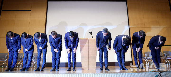 [서울=뉴시스] 김진아 기자 = 조좌진 롯데카드 대표이사 사장 등이 18일 서울 중구 부영태평빌딩에서 사이버 침해 사고에 대한 대고객 사과를 하고 있다. 2025.09.18. bluesoda@newsis.com
