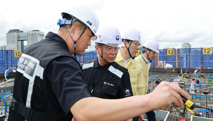 [서울=뉴시스] 김윤덕(왼쪽 세번째) 국토교통부 장관과 김영훈(왼쪽 두번째) 고용노동부 장관이 지난달 18일 서울 용산구 청년주택 신축 공사 현장을 찾아 불법하도급 합동 점검을 하고 있다. (사진=고용노동부 제공) 2025.09.18. photo@newsis.com *재판매 및 DB 금지