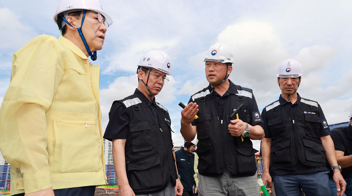 [서울=뉴시스] 김윤덕(왼쪽) 국토교통부 장관과 김영훈(왼쪽 두번째) 고용노동부 장관이 18일 서울 용산구 청년주택 신축 공사 현장을 찾아 불법하도급 합동 점검을 하고 있다. (사진=고용노동부 제공) 2025.09.18. photo@newsis.com *재판매 및 DB 금지