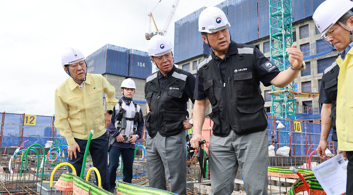 [서울=뉴시스] 김윤덕(왼쪽) 국토교통부 장관과 김영훈(왼쪽 세번째) 고용노동부 장관이 18일 서울 용산구 청년주택 신축 공사 현장을 찾아 불법하도급 합동 점검을 하고 있다. (사진=고용노동부 제공) 2025.09.18. photo@newsis.com *재판매 및 DB 금지