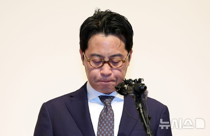 [서울=뉴시스] 김진아 기자 = 조좌진 롯데카드 대표이사 사장이 18일 서울 중구 부영태평빌딩에서 사이버 침해 사고에 대한 대고객 사과를 하고 있다. 2025.09.18. bluesoda@newsis.com