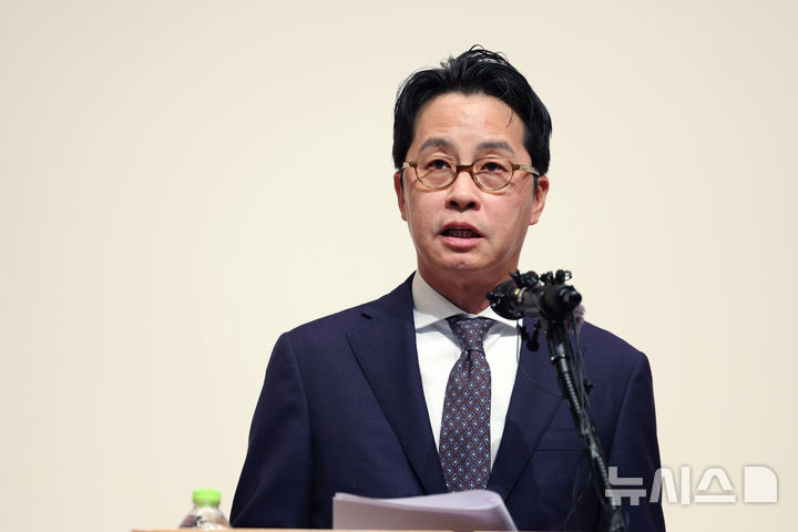 [서울=뉴시스] 김진아 기자 = 조좌진 롯데카드 대표이사 사장이 18일 서울 중구 부영태평빌딩에서 사이버 침해 사고에 대한 대고객 사과를 하고 있다. 2025.09.18. bluesoda@newsis.com