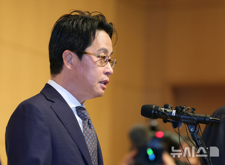 [서울=뉴시스] 김진아 기자 = 조좌진 롯데카드 대표이사 사장이 18일 서울 중구 부영태평빌딩에서 사이버 침해 사고에 대한 대고객 사과를 하고 있다. 2025.09.18. bluesoda@newsis.com