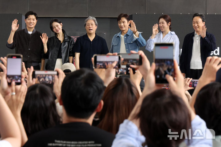 [부산=뉴시스] 박진희 기자 = 영화 '어쩔수가없다' 감독 박찬욱과 배우  이병헌, 손예진, 박희순, 이성민, 염혜란이 18일 부산 해운대구 영화의전당 BIFF 야외무대에서 제30회 부산국제영화제 오픈토크를 하고 있다. 2025.09.18. pak7130@newsis.com