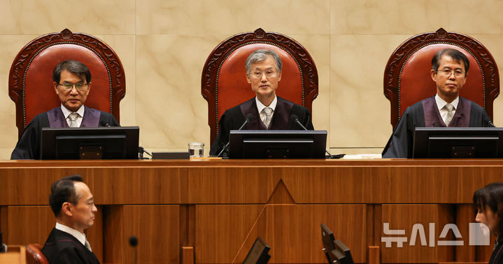 [서울=뉴시스] 대법원이 국내 미등록 특허 관련 사용료 명목의 법인세 4억여원을 특허권자인 미국 법인에게 환급해야 한다는 취지의 하급심 판결을 뒤집었다. 지난해 9월 18일 전원합의체 판결에 따라 새로 내놓은 판례를 다시 적용한 것이다. 조희대 대법원장이 지난해 9월 18일 서울 서초구 대법원에서 열린 전원합의체 선고에서 발언하고 있다. (사진=뉴시스DB). photo@newsis.com